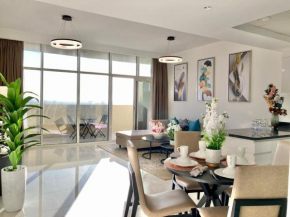 Luxurious 2br Dubai Skyline & Pool Views